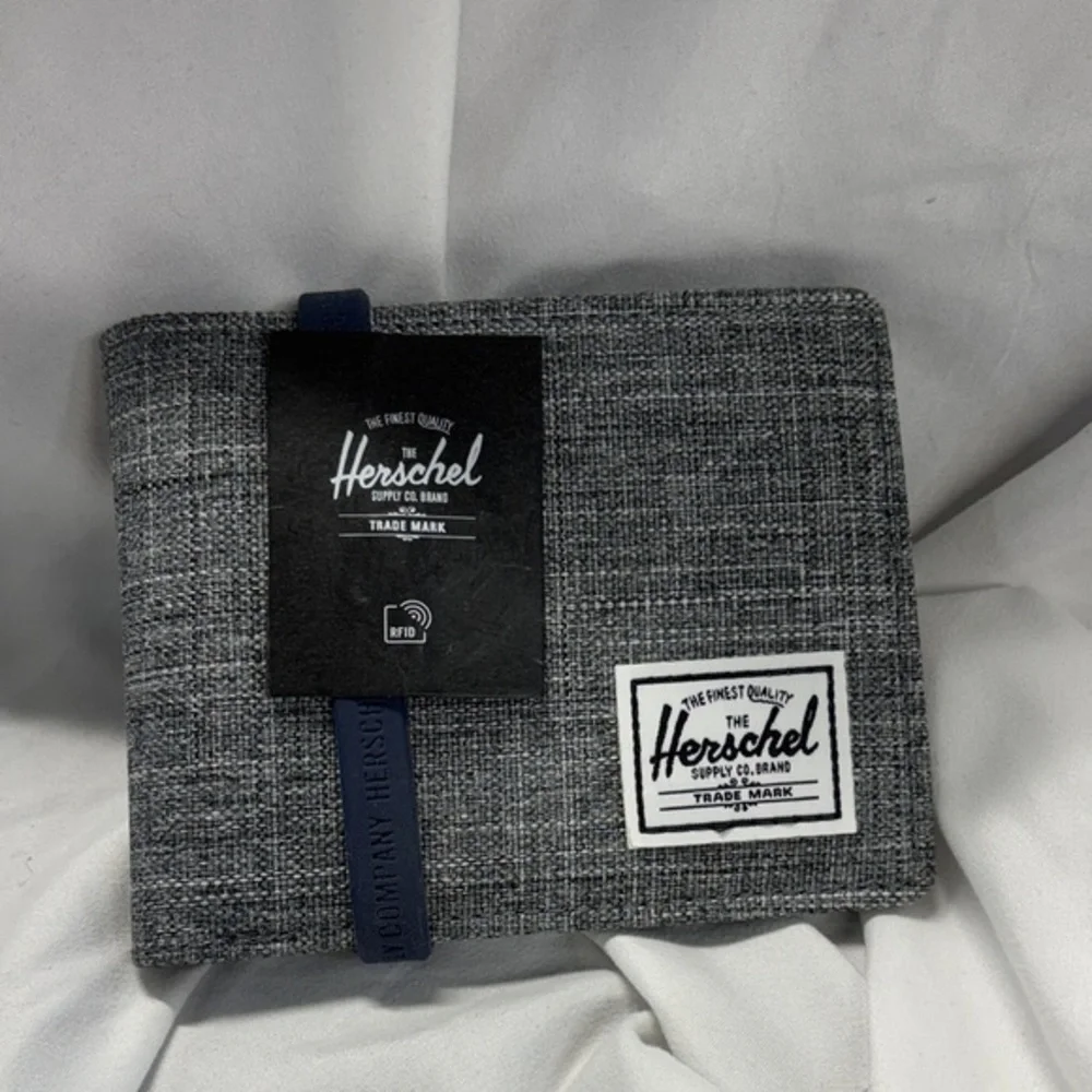 The Herschel Supply Company Gordon Peacoat  Black and Gray  white card Holder